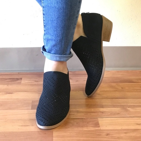 ONE PAIR SIZE 7 LEFT!!  Katie Black Booties - Picture 2 of 3